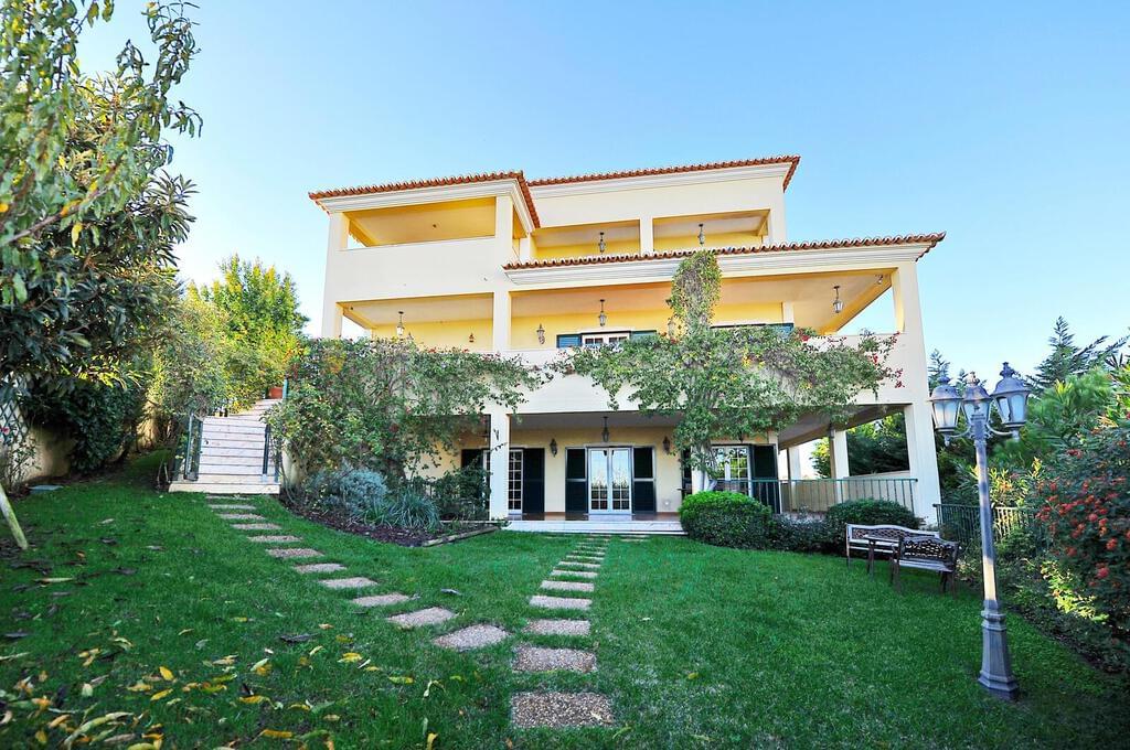 5 bedroom villa with parking