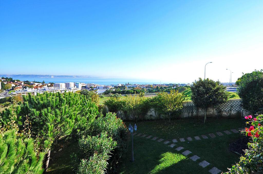 5 bedroom villa with parking