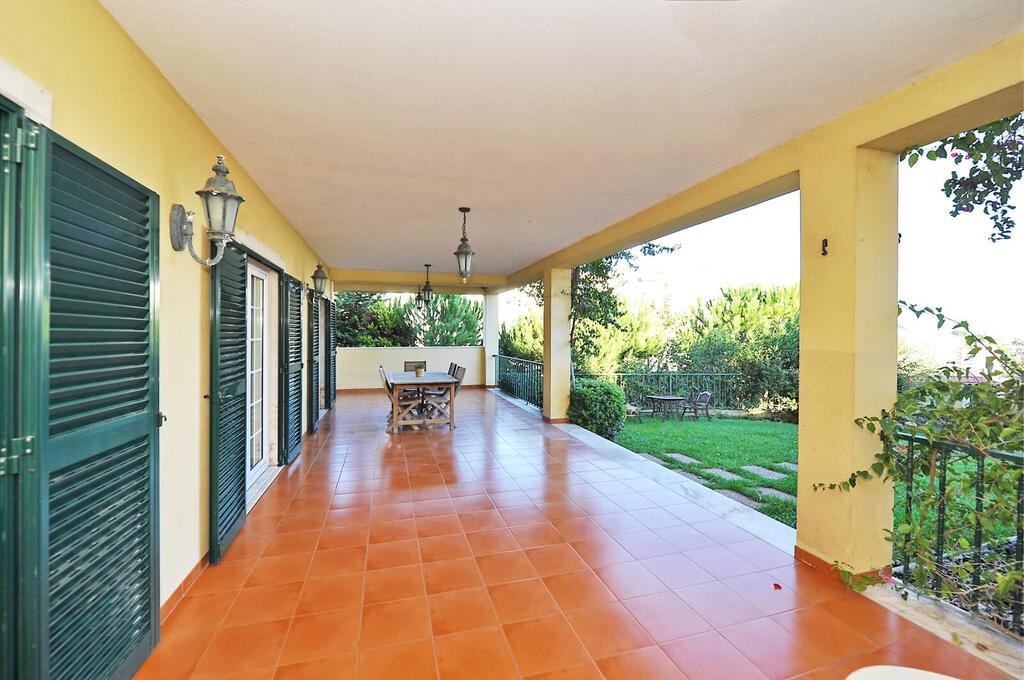 5 bedroom villa with parking