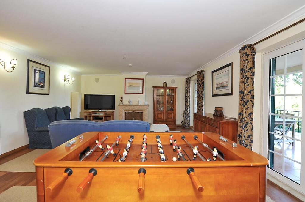 5 bedroom villa with parking