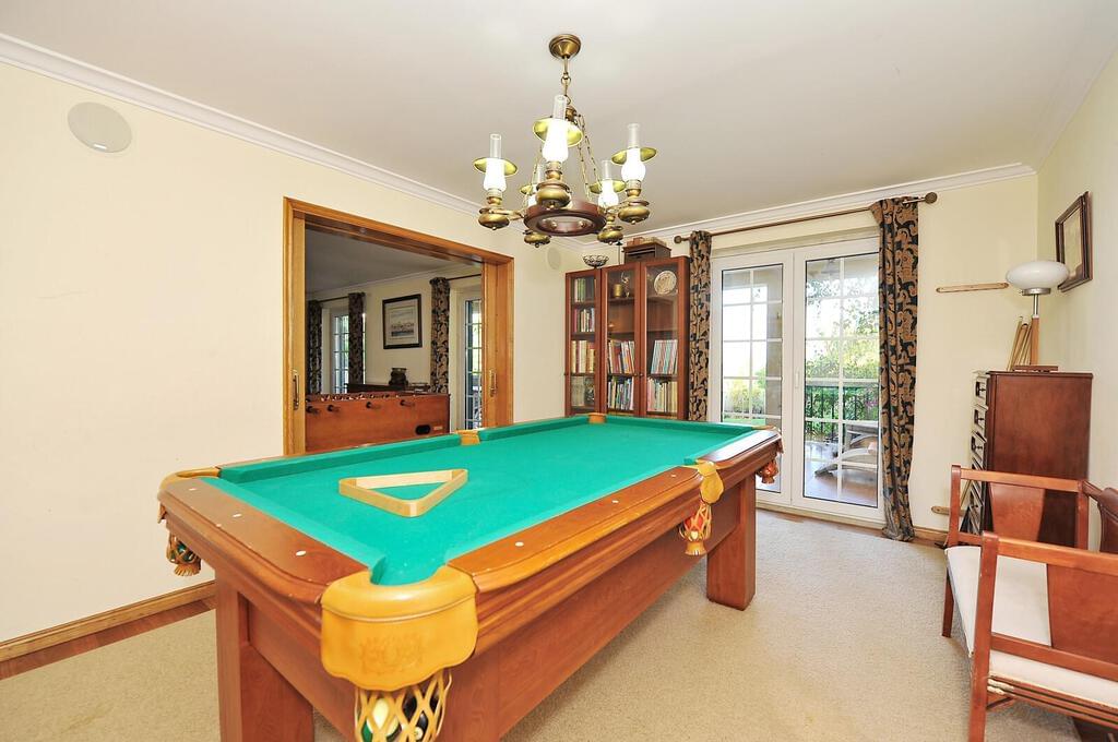 5 bedroom villa with parking