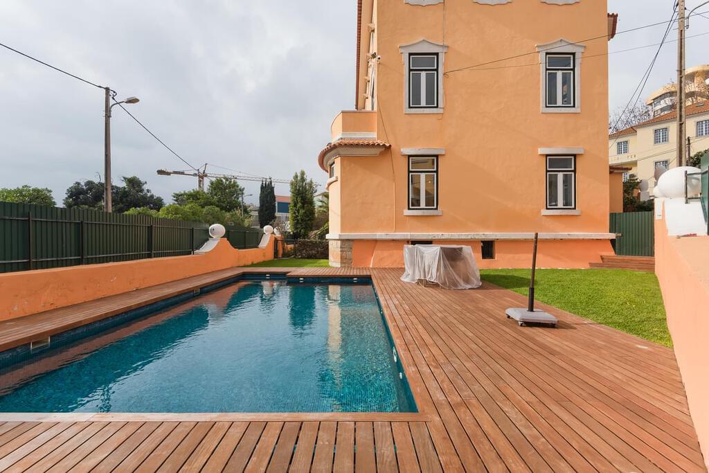 8 bedroom villa with a swimming pool