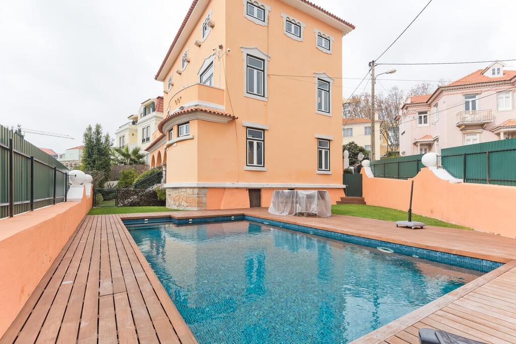 8 bedroom villa with a swimming pool