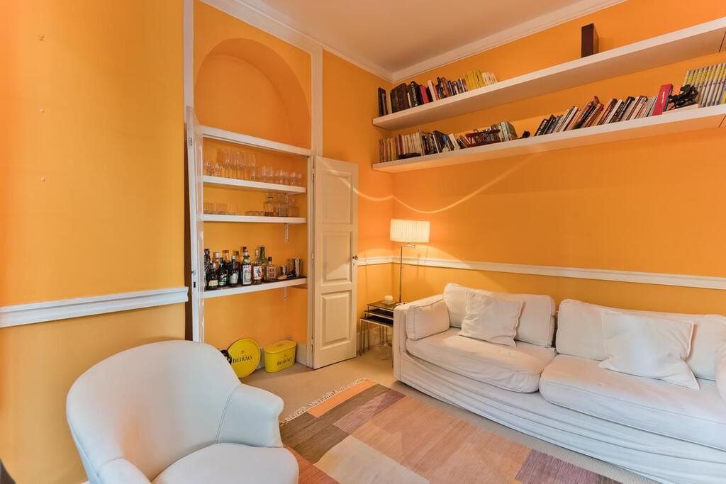 8 bedroom villa with a swimming pool