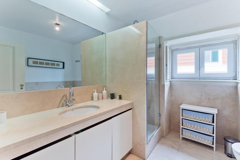 8 bedroom villa with a swimming pool