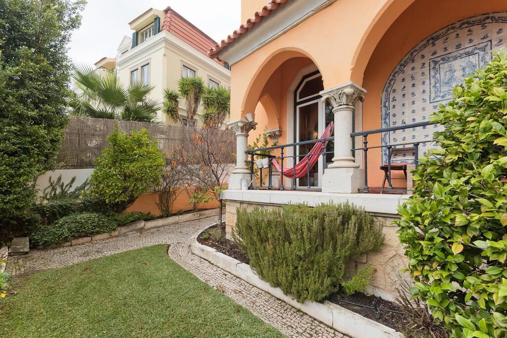 8 bedroom villa with a swimming pool