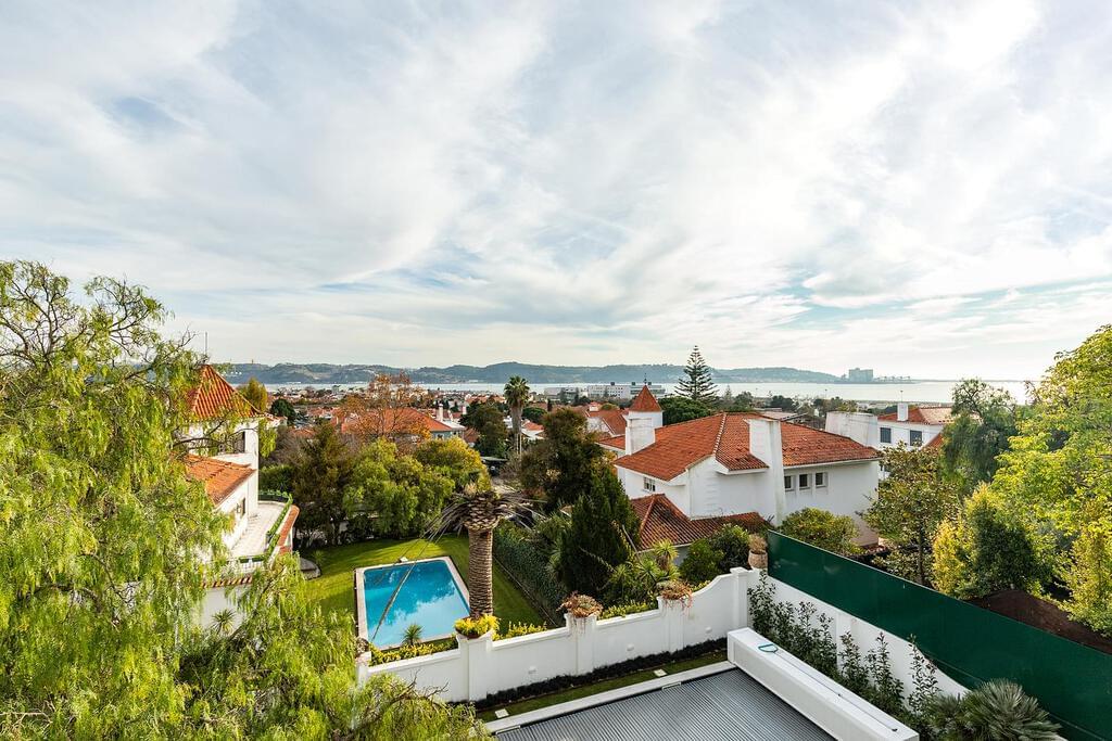 6 bedroom villa with a swimming pool