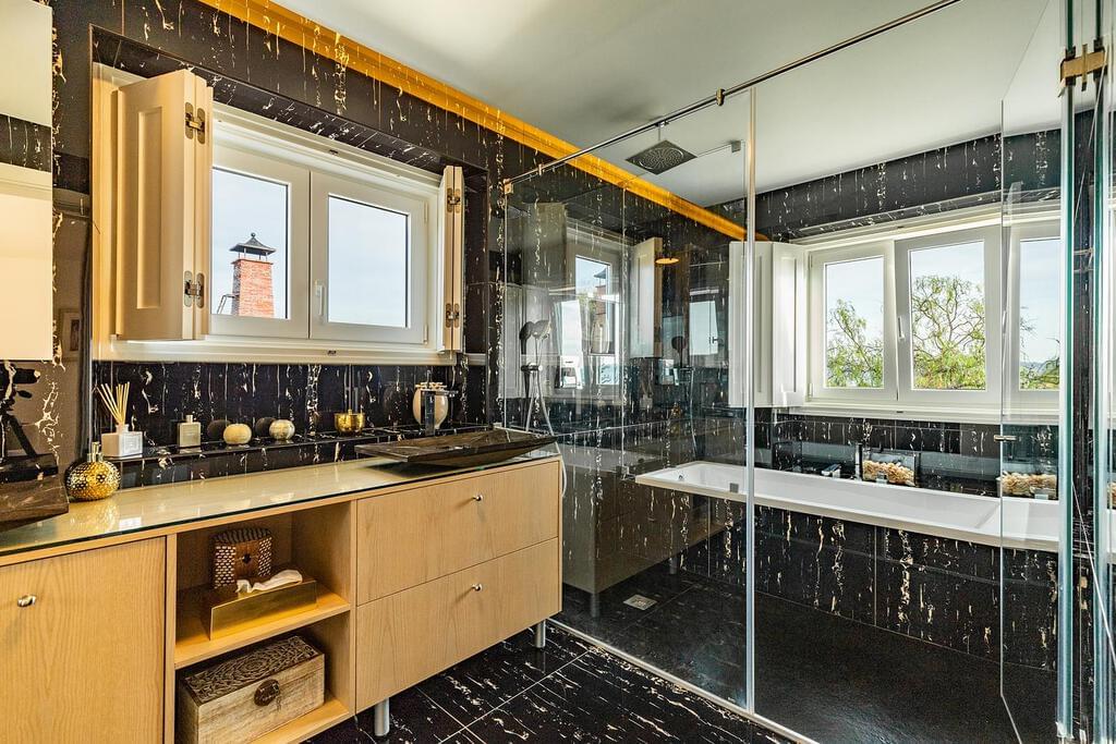 6 bedroom villa with a swimming pool