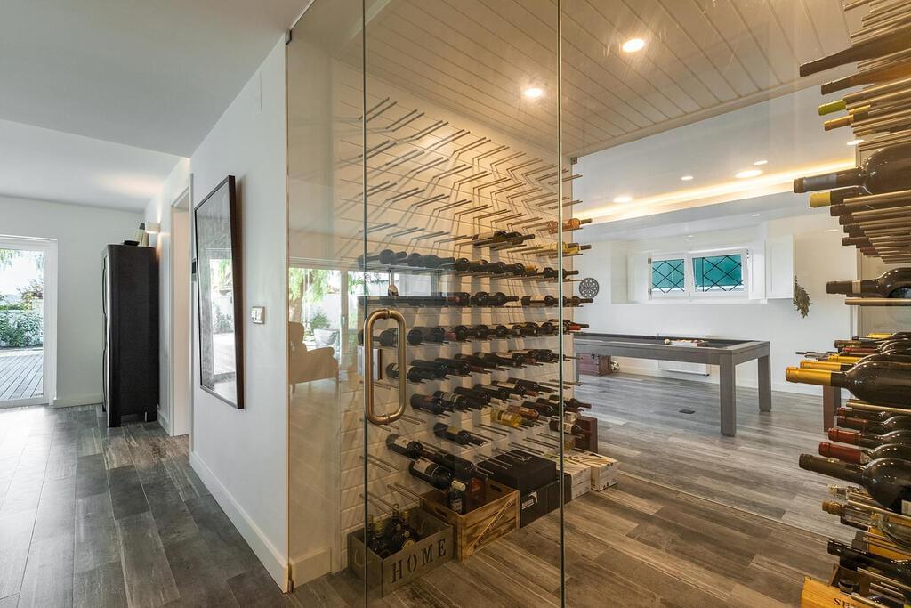 6 bedroom villa with a swimming pool