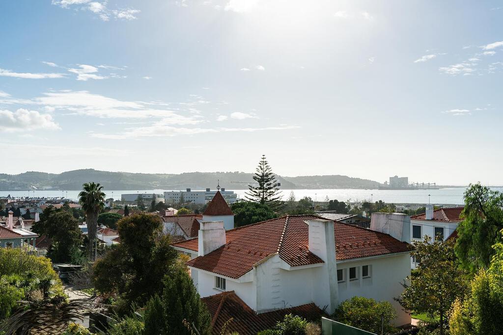 6 bedroom villa with a swimming pool