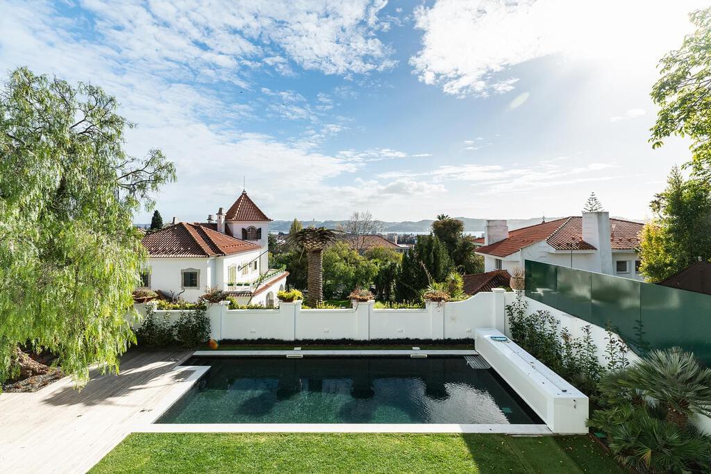 6 bedroom villa with a swimming pool