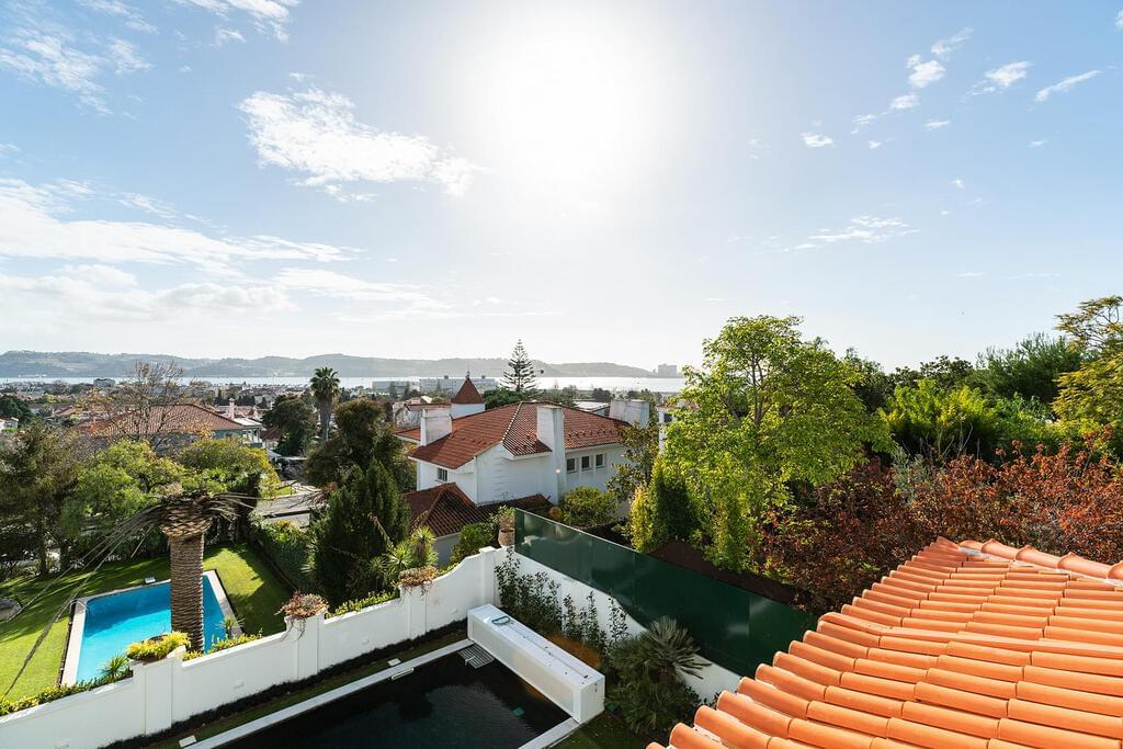 6 bedroom villa with a swimming pool