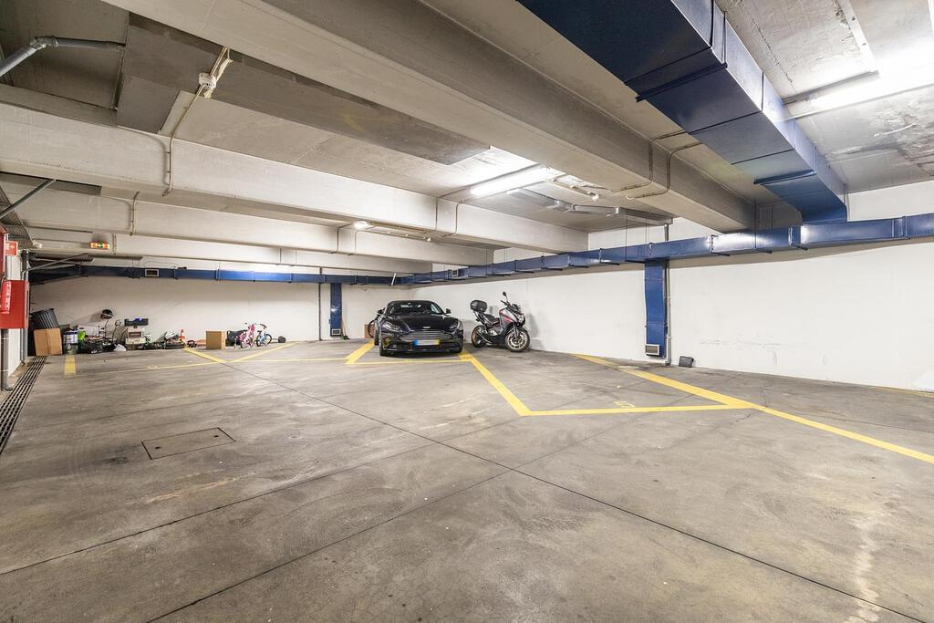 4 bedroom apartment with parking