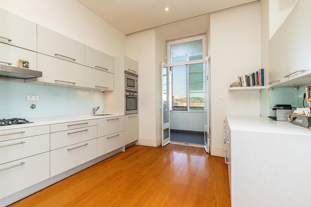 4 bedroom apartment with parking