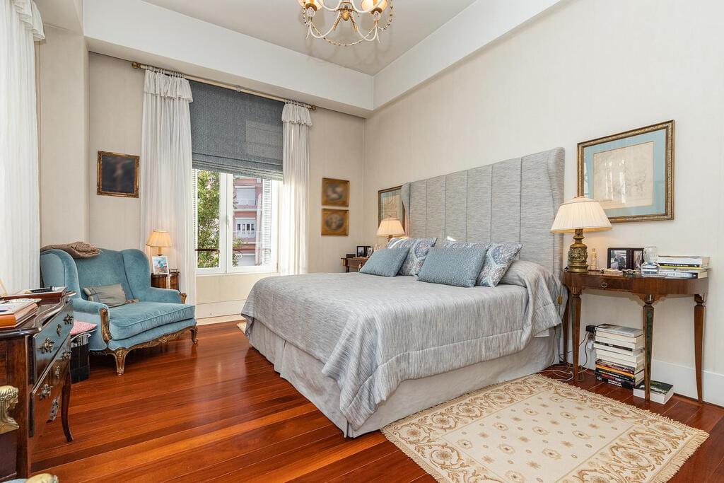 4 bedroom apartment with parking