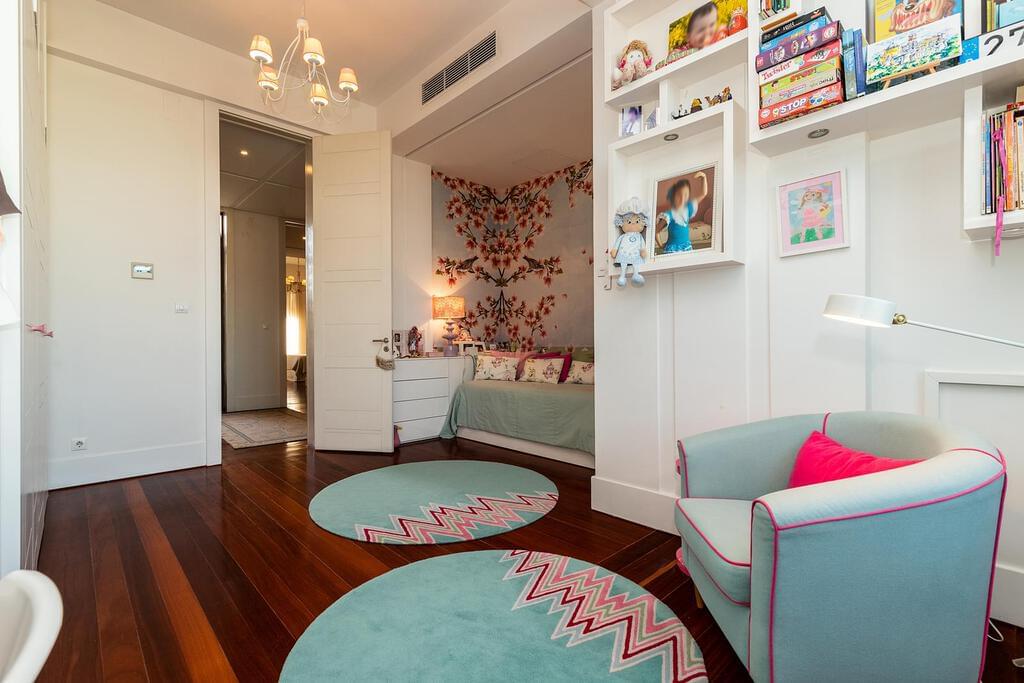 4 bedroom apartment with parking