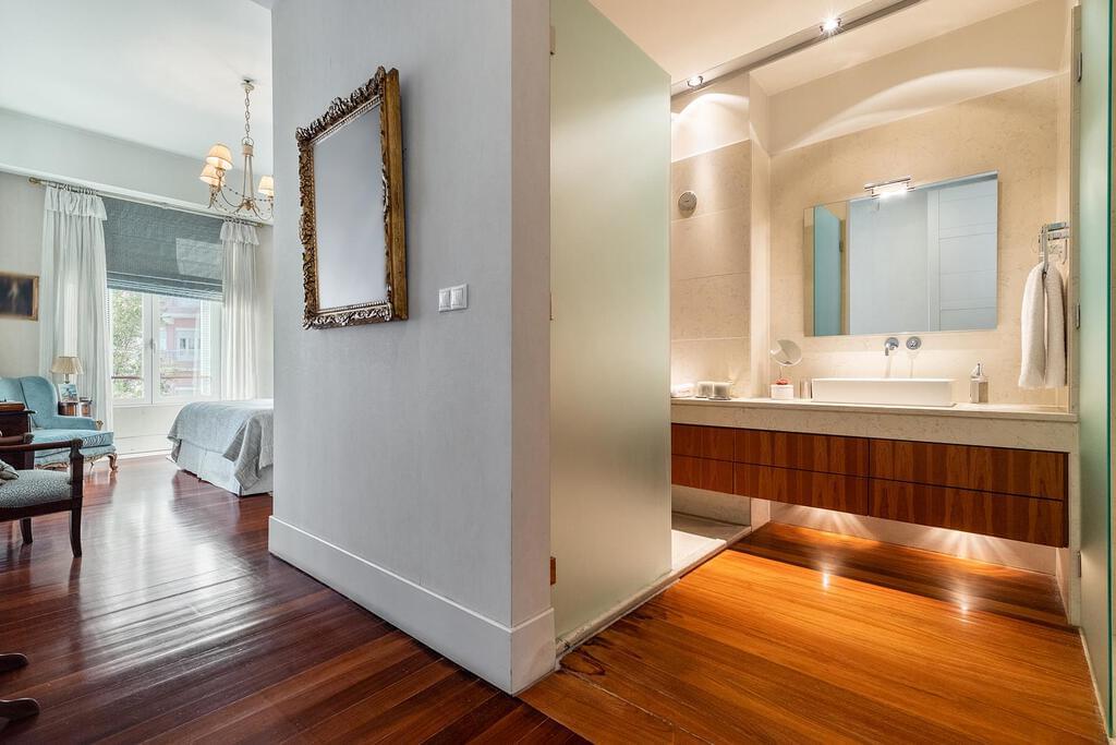 4 bedroom apartment with parking