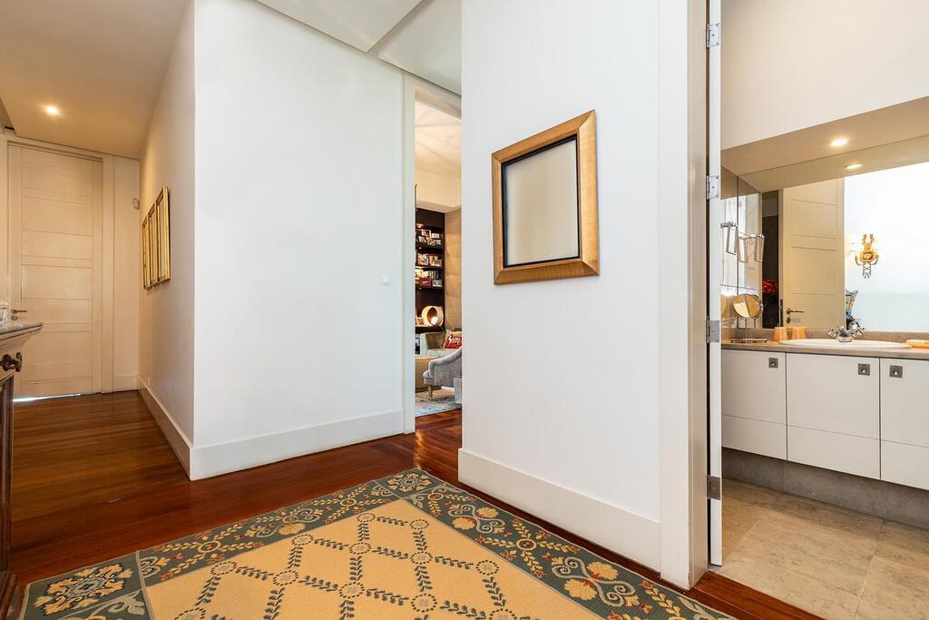 4 bedroom apartment with parking