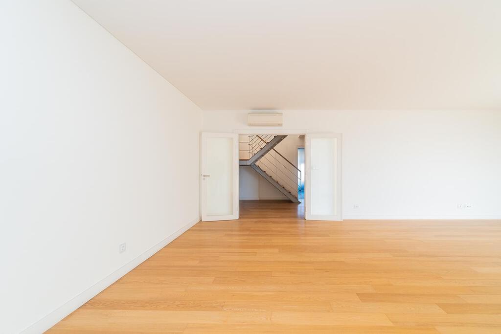 5 bedroom duplex with a swimming pool in gated community
