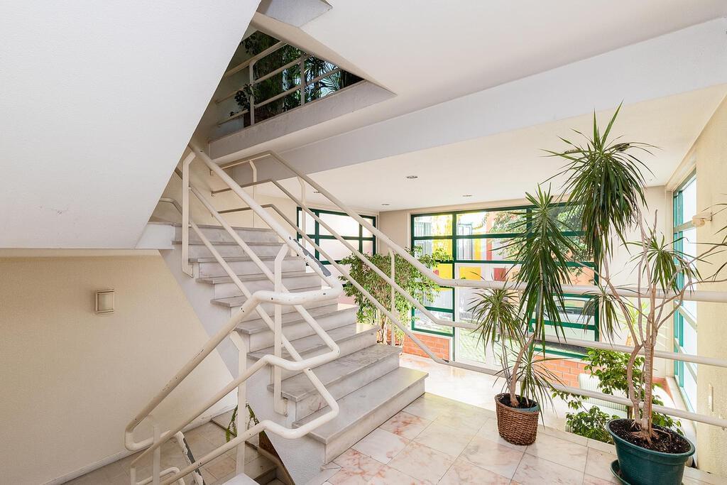 2 bedroom apartment with parking in gated community