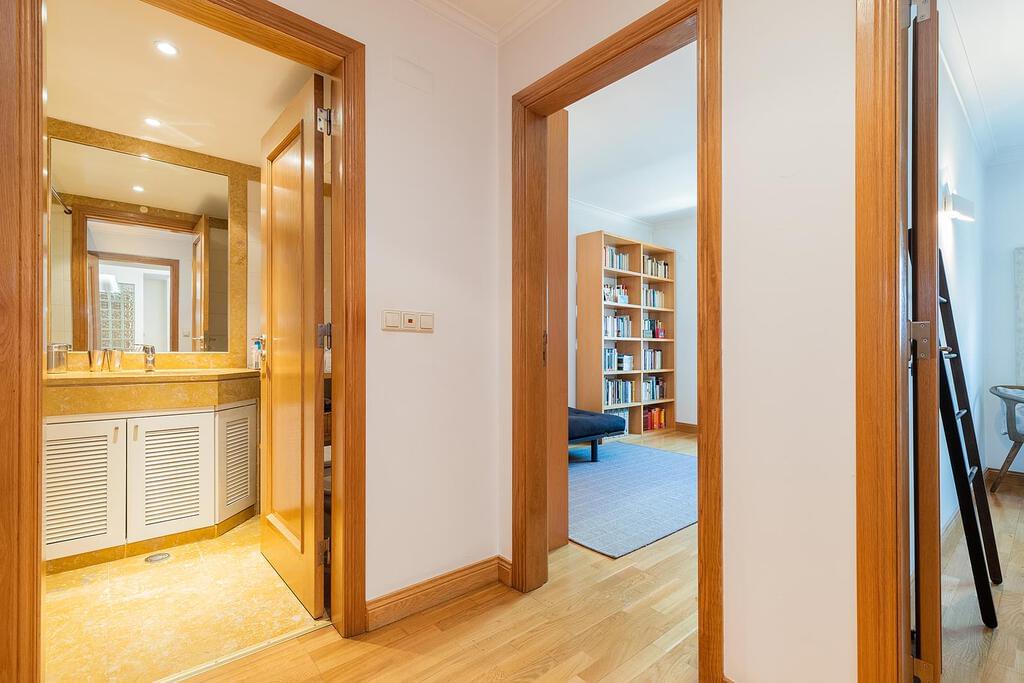 2 bedroom apartment with parking in gated community