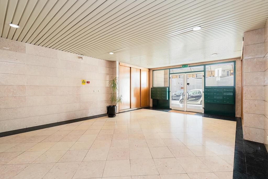 2 bedroom apartment with parking in gated community