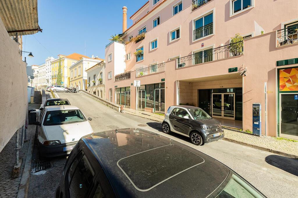 2 bedroom apartment with parking in gated community