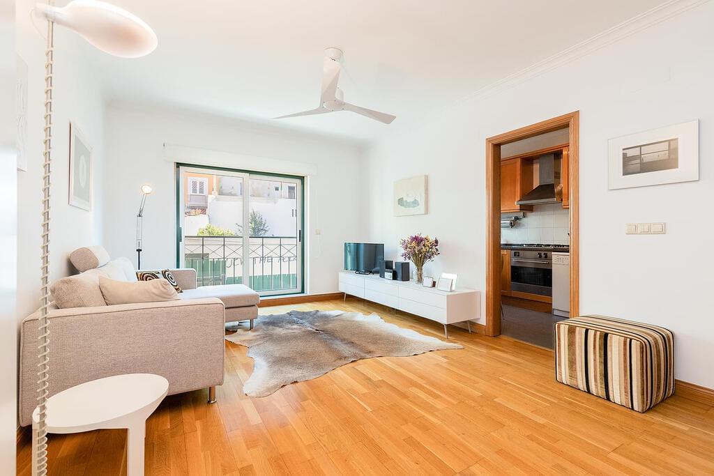 2 bedroom apartment with parking in gated community