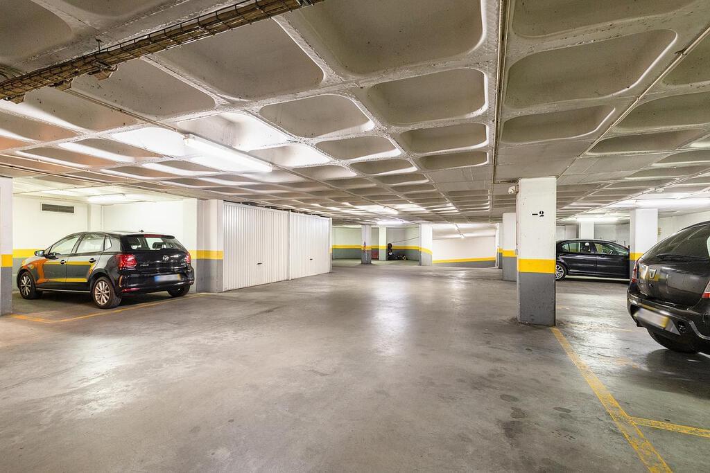 2 bedroom apartment with parking in gated community