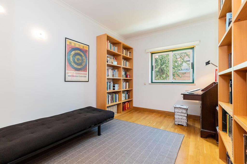 2 bedroom apartment with parking in gated community
