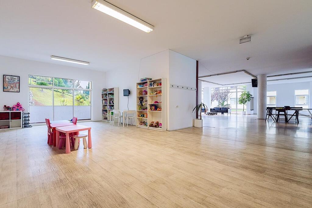 3 bedroom apartment with a swimming pool in gated community