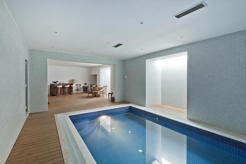 7 bedroom villa with a swimming pool