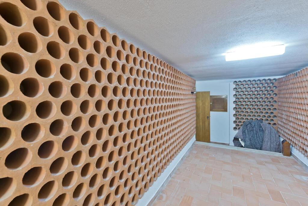 7 bedroom villa with a swimming pool