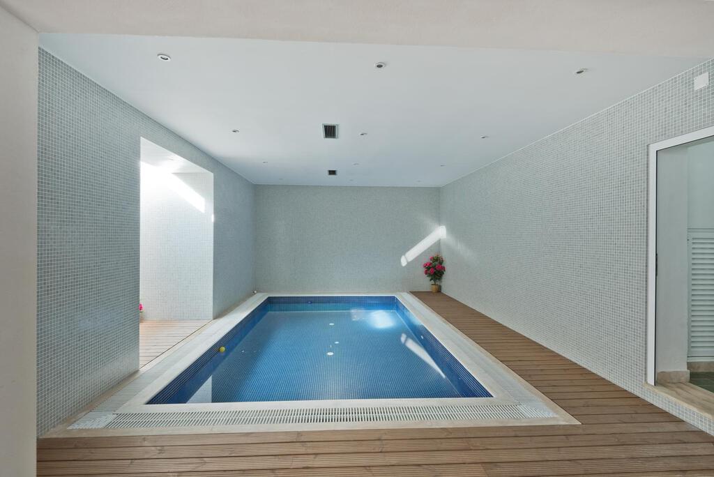 7 bedroom villa with a swimming pool