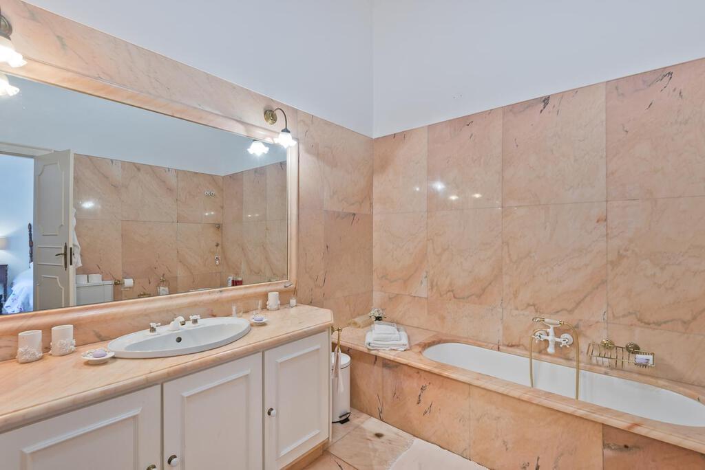 7 bedroom villa with a swimming pool