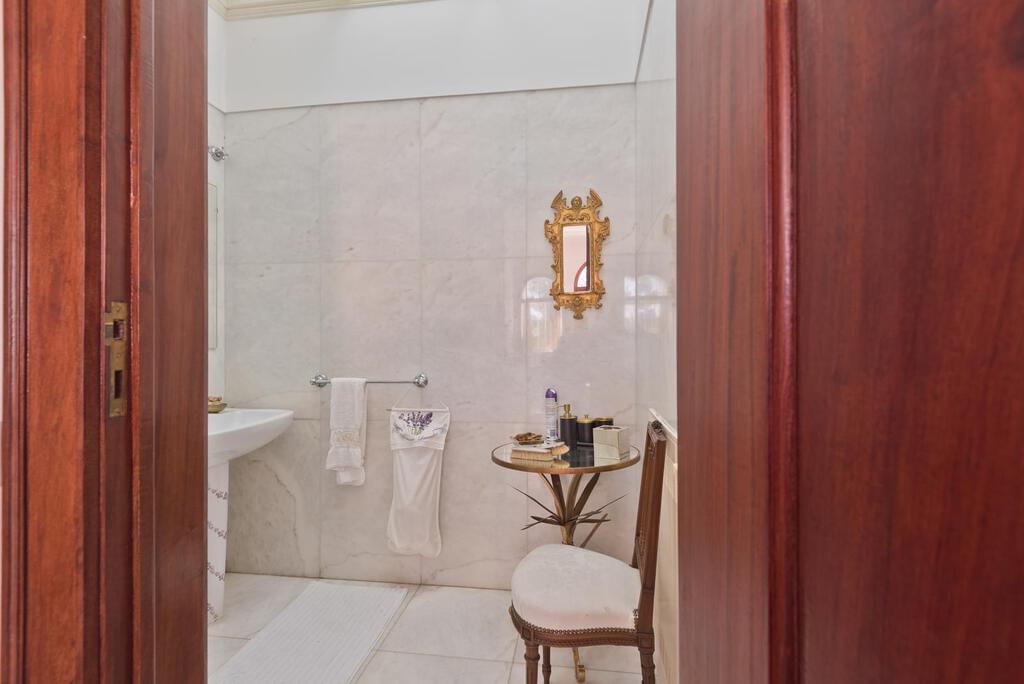 7 bedroom villa with a swimming pool