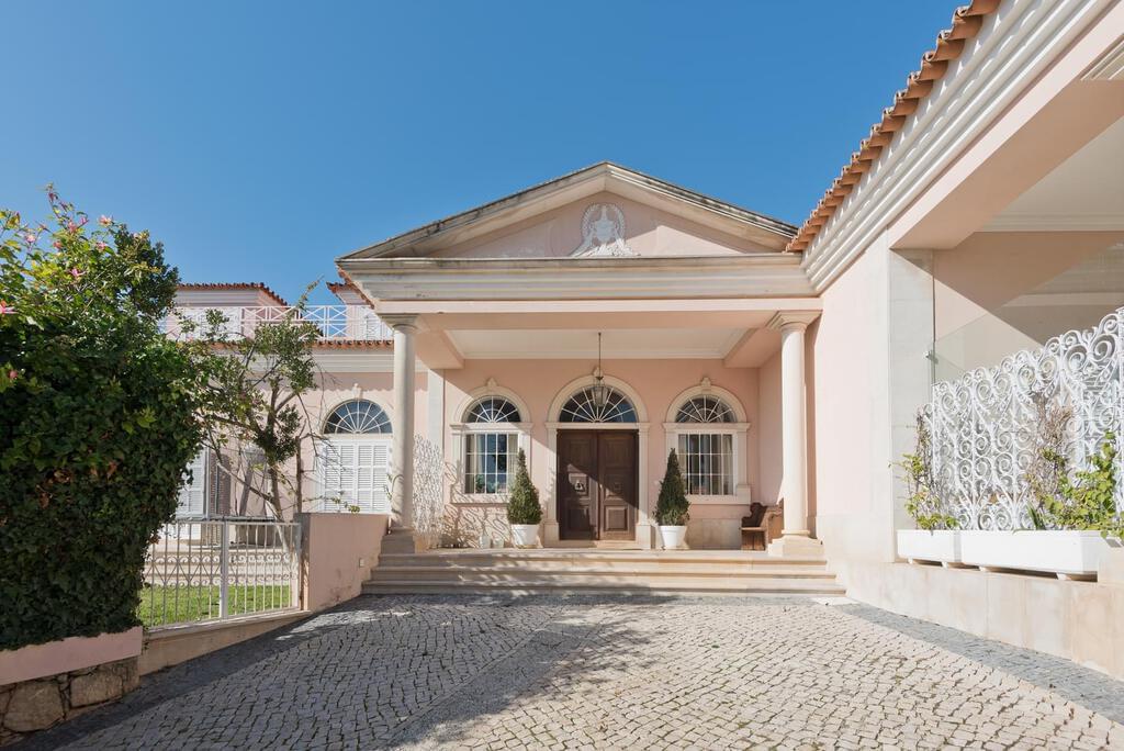 7 bedroom villa with a swimming pool