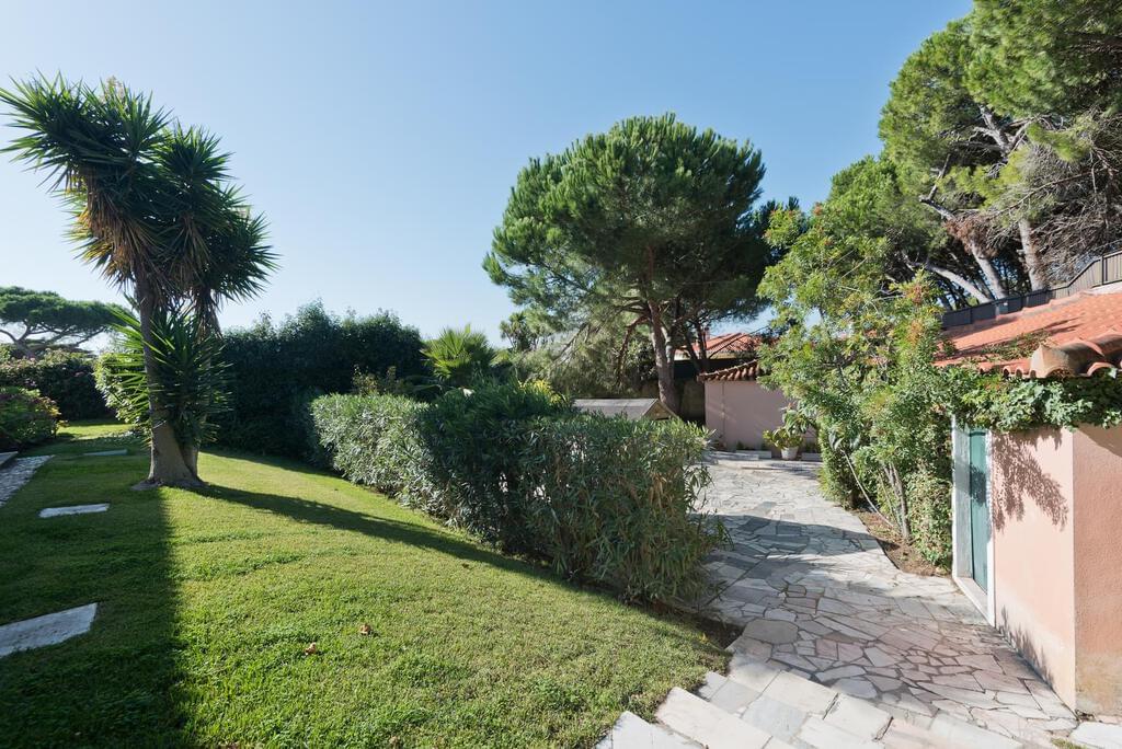 7 bedroom villa with a swimming pool