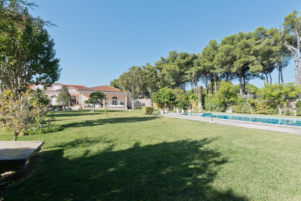 7 bedroom villa with a swimming pool