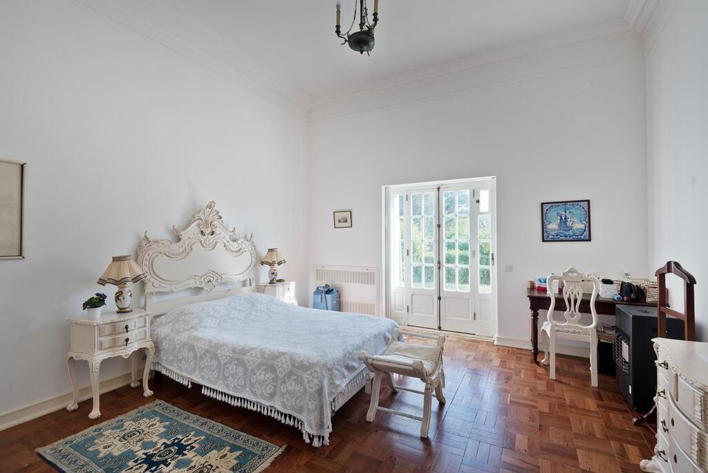 7 bedroom villa with a swimming pool