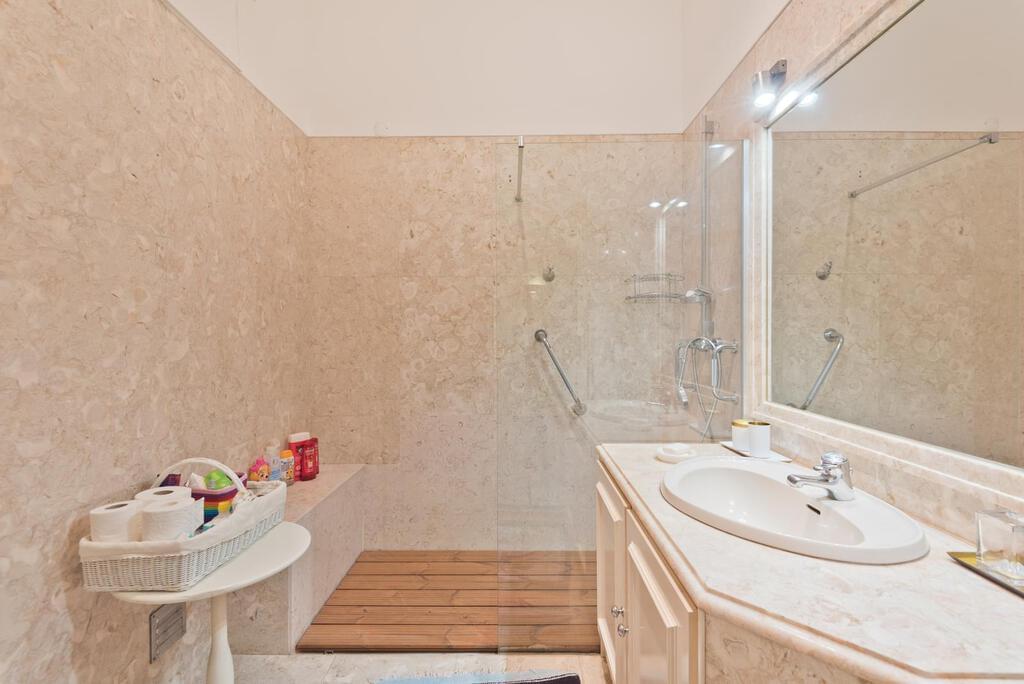 7 bedroom villa with a swimming pool