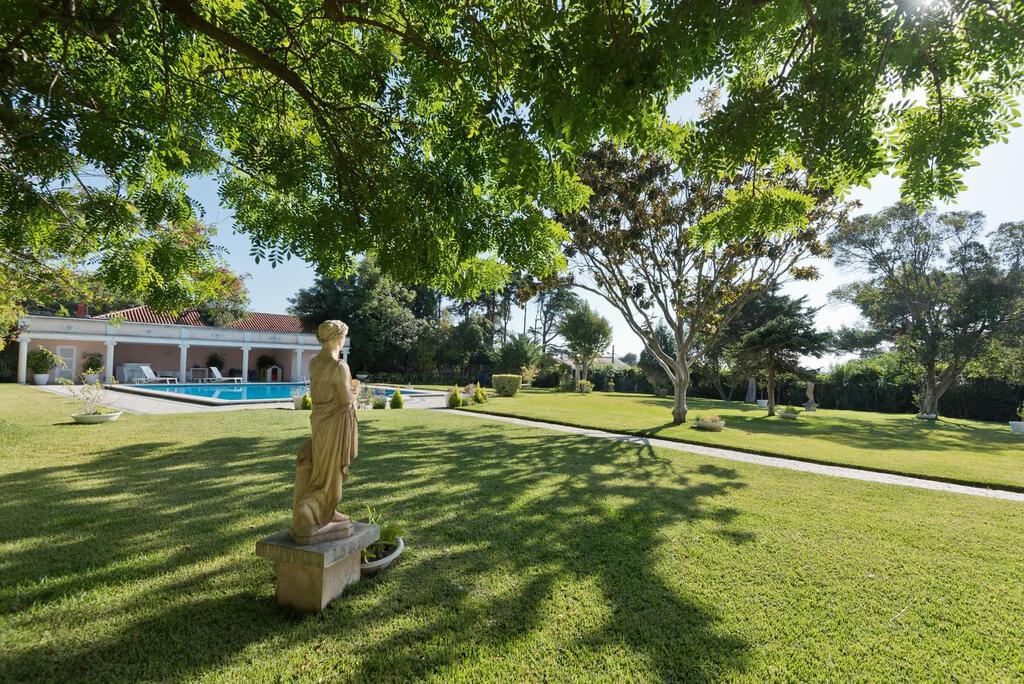 7 bedroom villa with a swimming pool