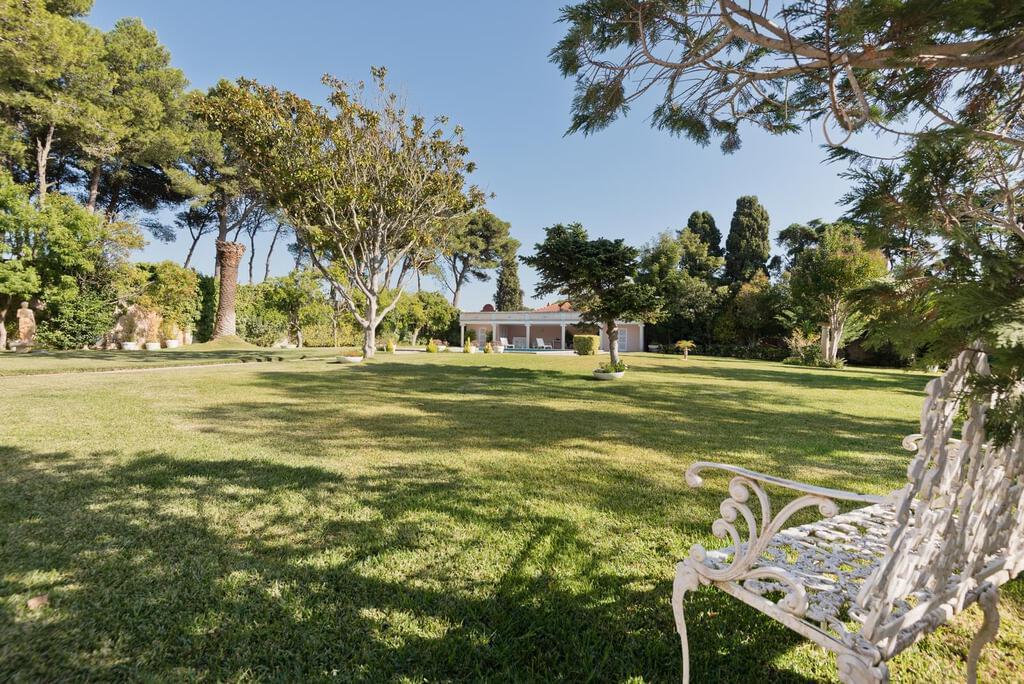 7 bedroom villa with a swimming pool