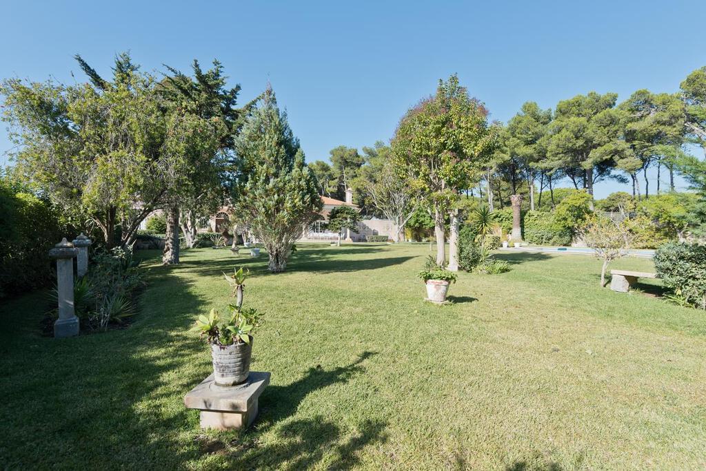 7 bedroom villa with a swimming pool