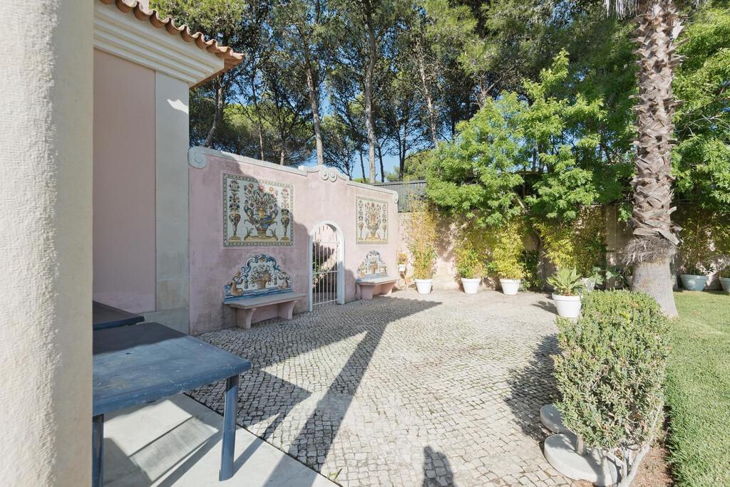 7 bedroom villa with a swimming pool