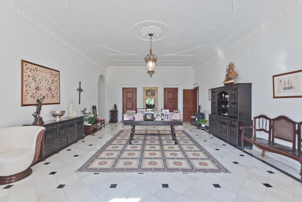 7 bedroom villa with a swimming pool