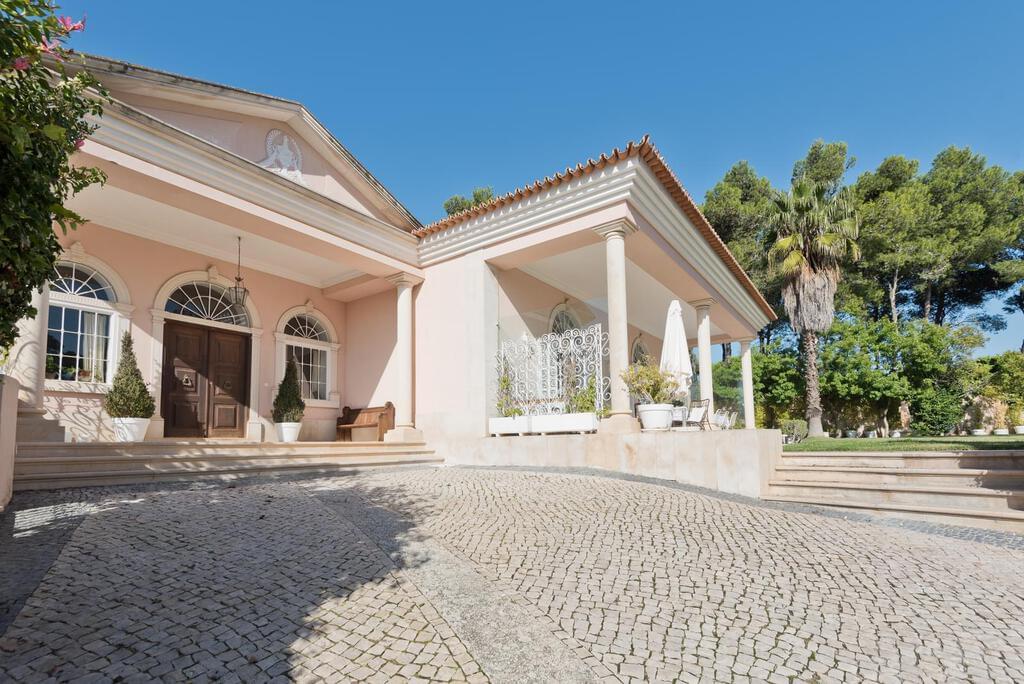 7 bedroom villa with a swimming pool