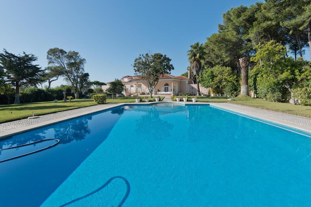 7 bedroom villa with a swimming pool