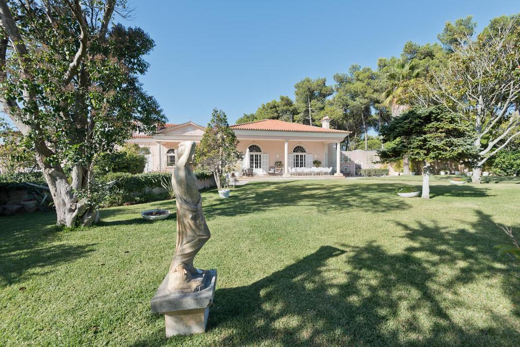 7 bedroom villa with a swimming pool