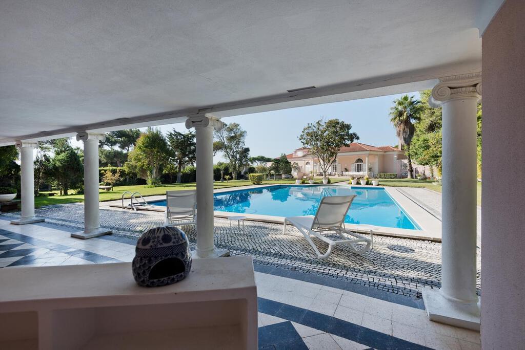 7 bedroom villa with a swimming pool